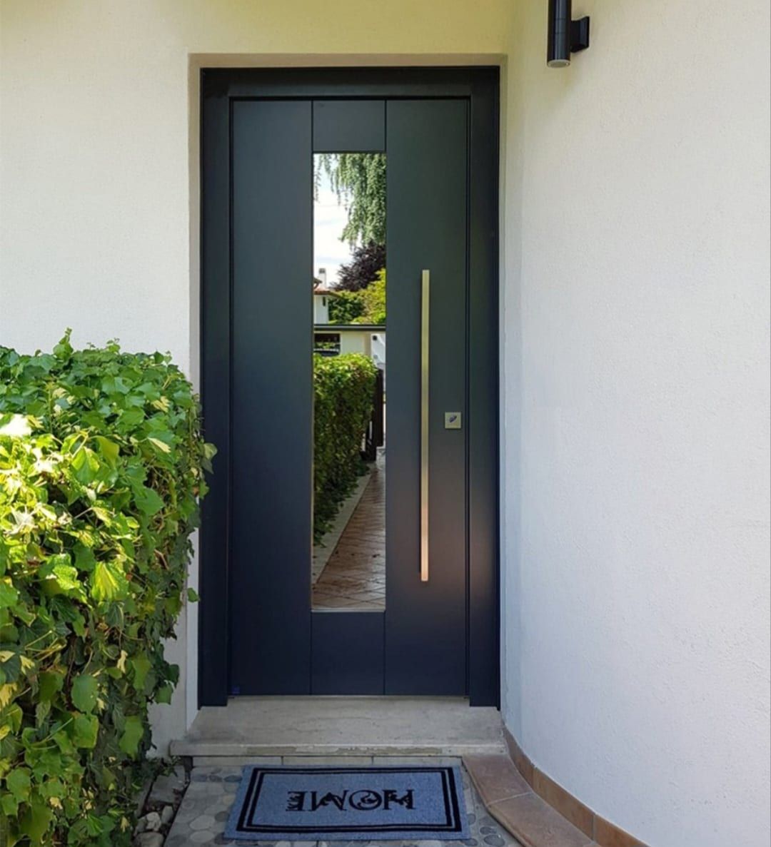 Portoncino d’ingresso antracite con due inserti vetrati verticali e maniglione
