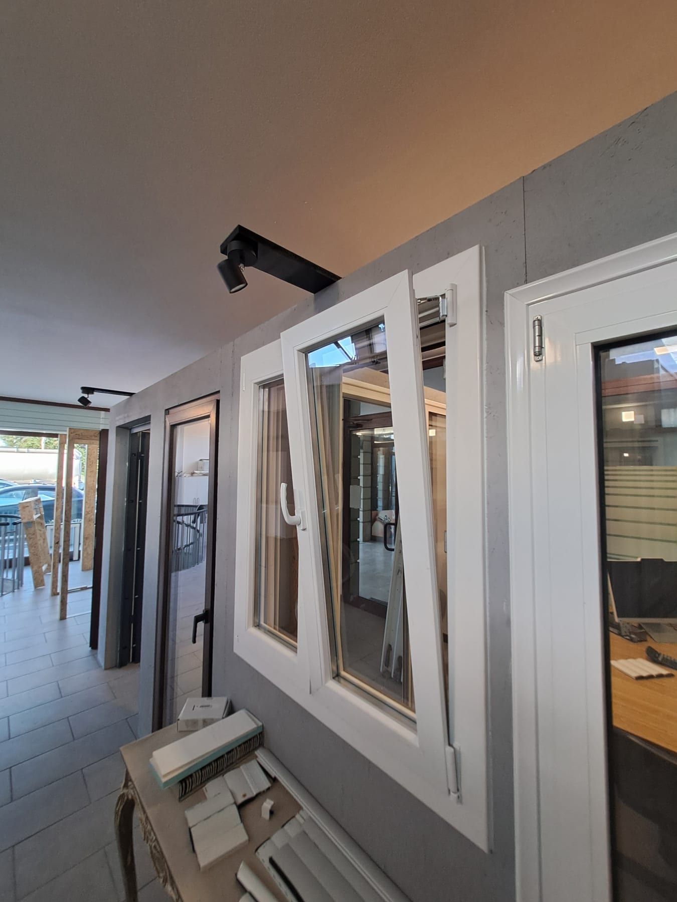 Finestra ad anta-ribalta aperta, esposta nello showroom di Gambettola