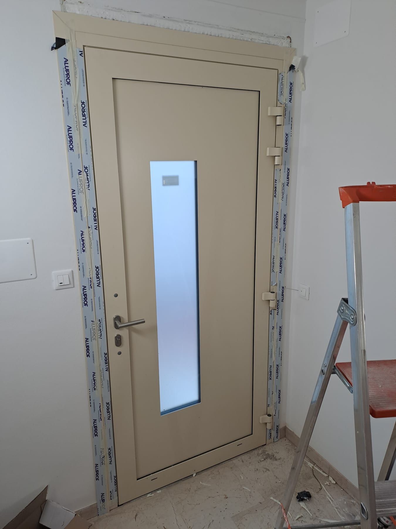 Portoncino d’ingresso avorio con fascia vetrata, appena montato