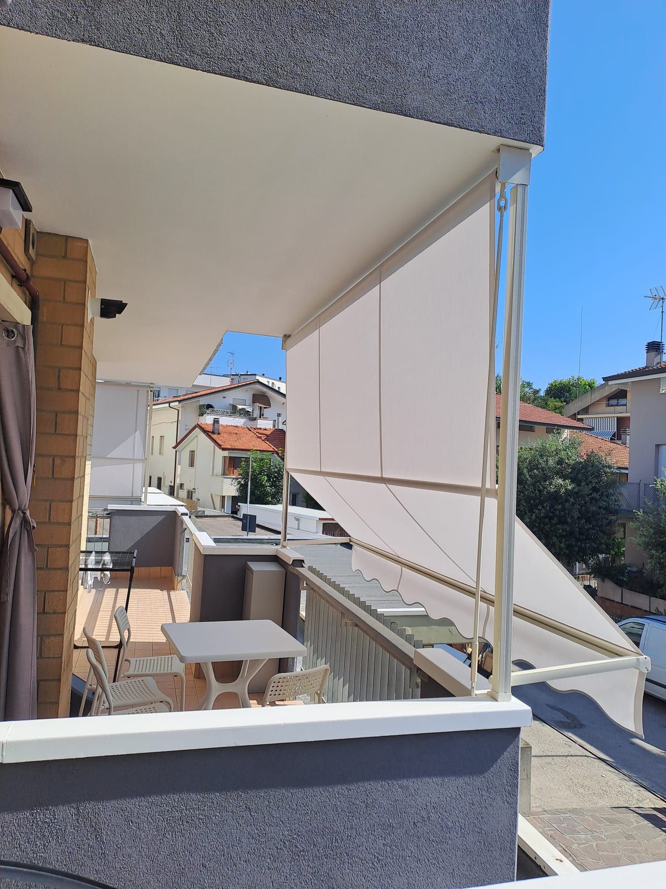 Tenda a caduta bianca montata su un balcone
