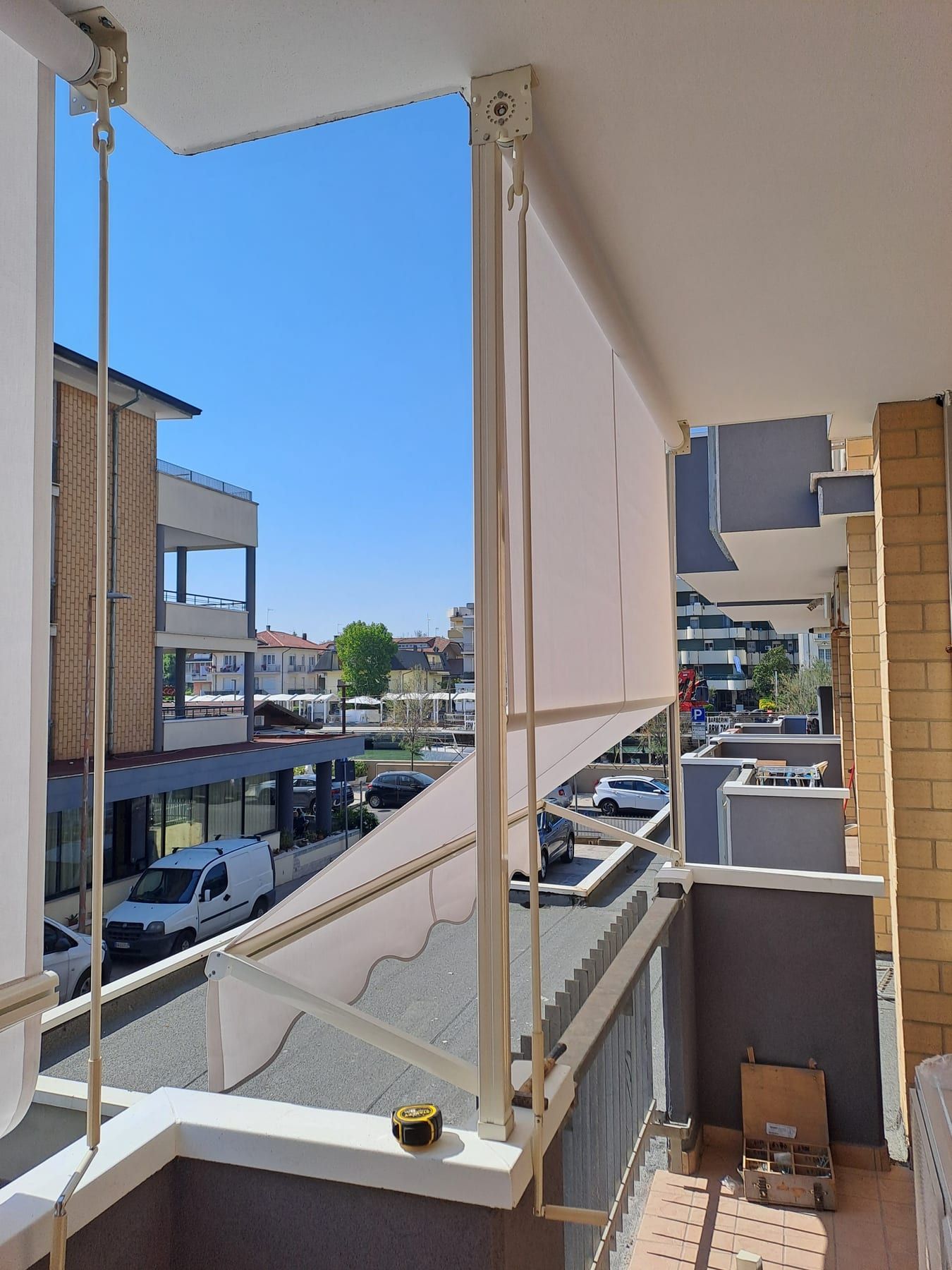 Tenda a caduta su un balcone, vista di lato con la struttura in vista