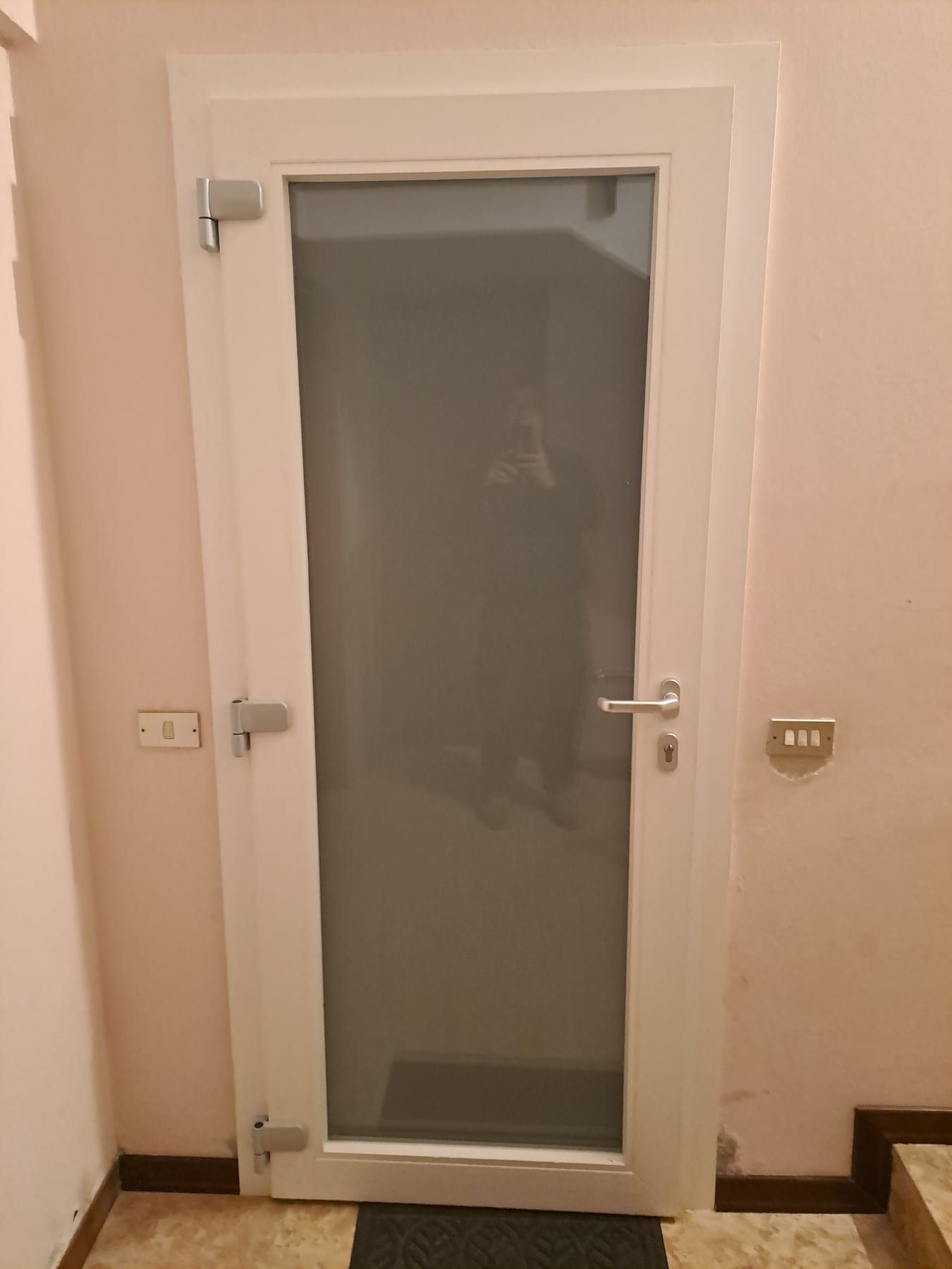 Porta a vetro satinato bianca fra due ambienti