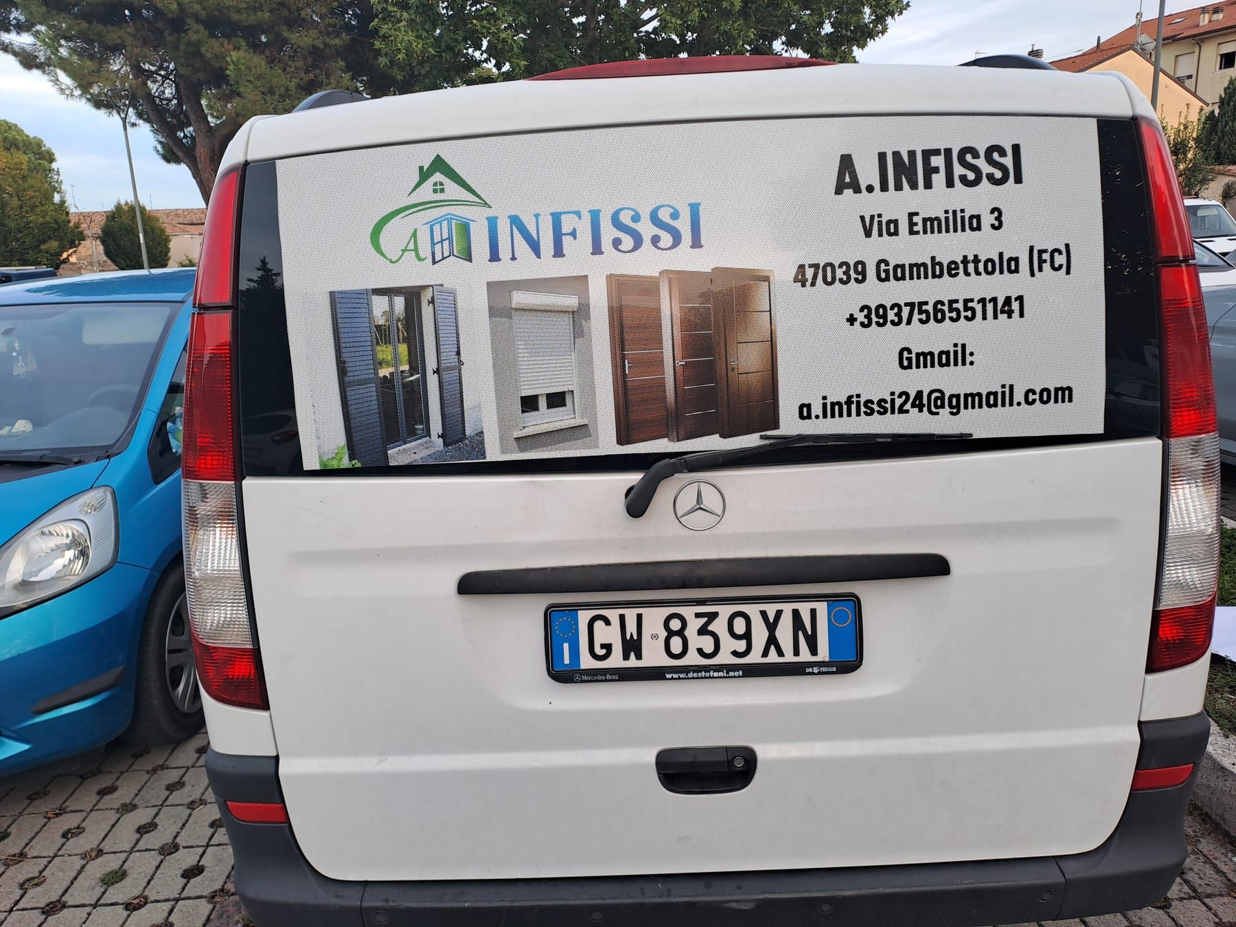 Il furgone A-Infissi con l’adesivo dell’azienda sul portellone