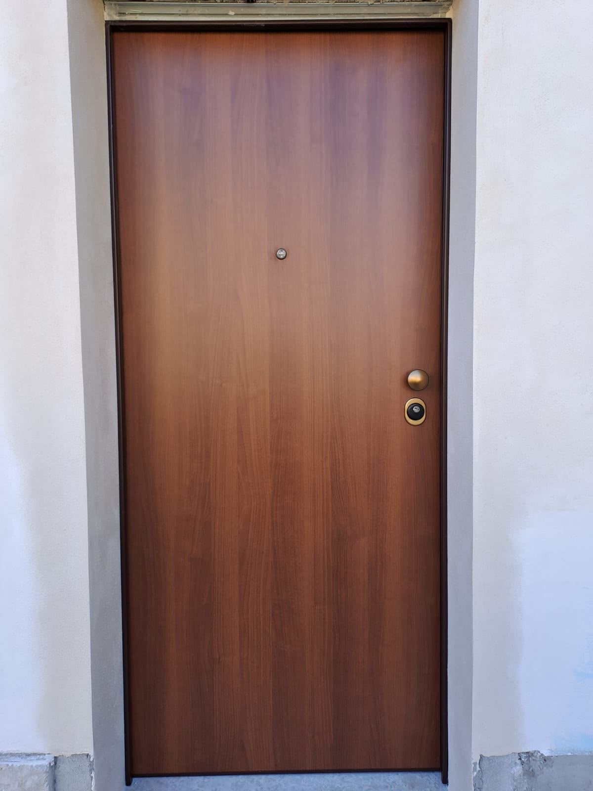 Porta blindata color noce appena montata, vista da fuori